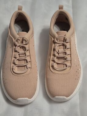 NWOT Clarks Women's 8.5 M Cloudsteppers Pink Slip-On Sneakers